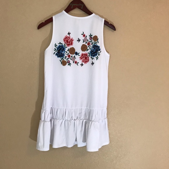 Tops - Cute white with floral detail high neck tunic top